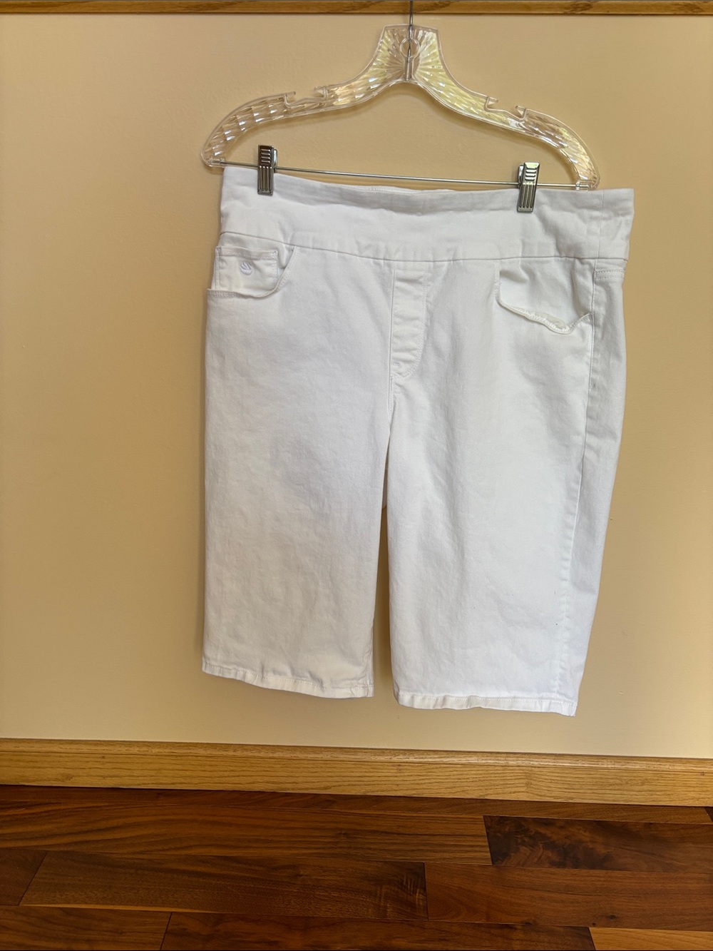 NWOT Gloria Vanderbilt Amanda woman’s pull on Bermuda slimming shorts, 14, White